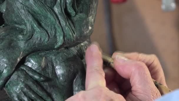 Sculptor working on his statue — Stock Video