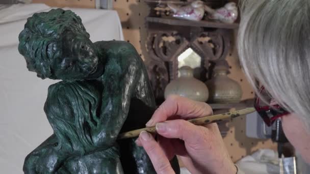 Bildhauer arbeitet an seiner Statue — Stockvideo