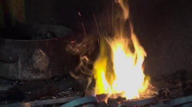 Demirci sanatçı onun atölye