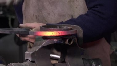 Demirci sanatçı onun atölye