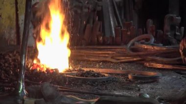 Demirci sanatçı onun atölye