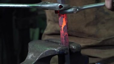 Demirci sanatçı onun atölye