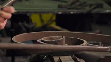 Demirci sanatçı onun atölye