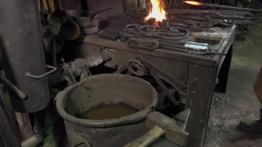 Demirci sanatçı onun atölye