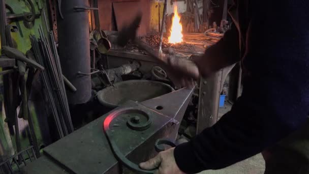 铁匠的艺术家，在他的工作室 — 图库视频影像