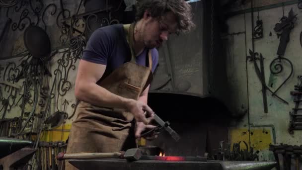 Blacksmith artist in his workshop — Stock Video