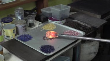 atölyesinde çalışan glassblower