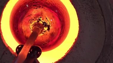 atölyesinde çalışan glassblower