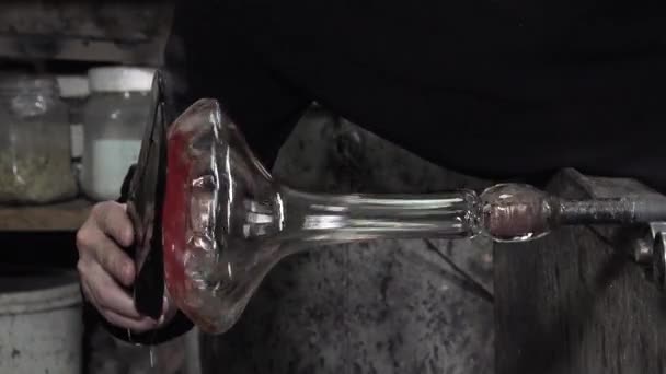 Souffleur de verre travaillant dans son atelier — Video