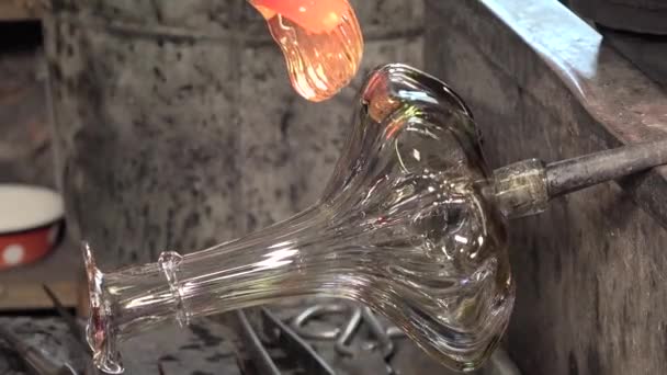 Soplador de vidrio trabajando en su taller — Vídeos de Stock