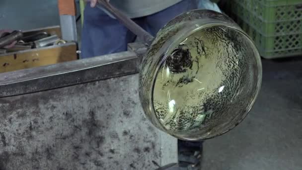 Souffleur de verre travaillant dans son atelier — Video