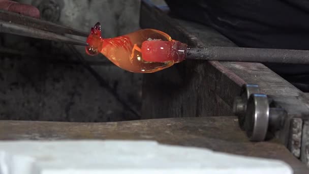 Soplador de vidrio trabajando en su taller — Vídeo de stock