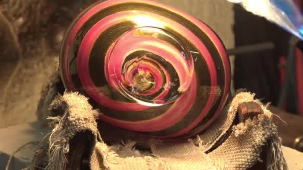 Скляний пилосос працює у своїй майстерні — стокове відео
