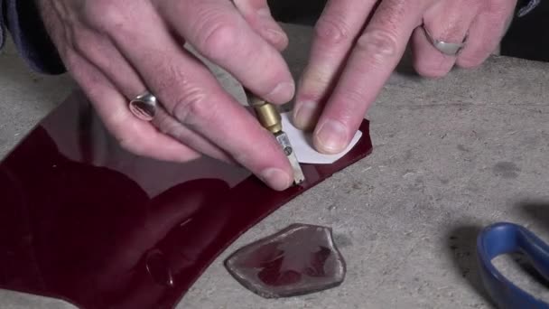 Glasermeister baute Glasmalerei wieder auf — Stockvideo