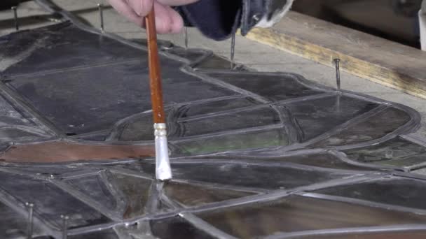 A mester Asztalos átépítették festett üveg — Stock videók