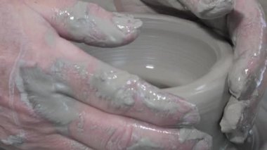 kil ile bir Torna üzerinde çalışan çömlekçi