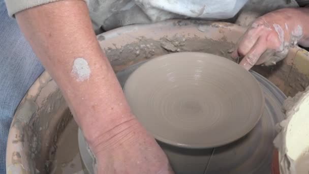 Гончар, работающий с глиной на токарном станке — стоковое видео