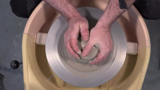 Potter werken met klei op een draaibank time-lapse — Stockvideo