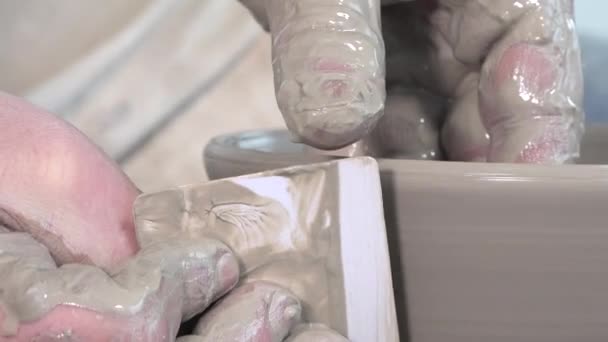 Potter, pracy z gliny na tokarce — Wideo stockowe