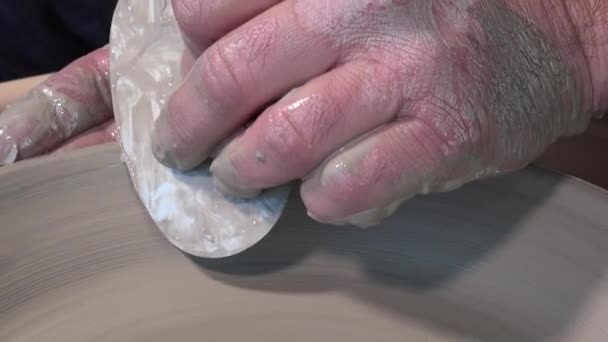 Гончар, що працює з глиною на токарному верстаті — стокове відео