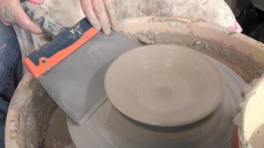 kil ile bir Torna üzerinde çalışan çömlekçi