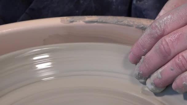 Гончар, що працює з глиною на токарному верстаті — стокове відео