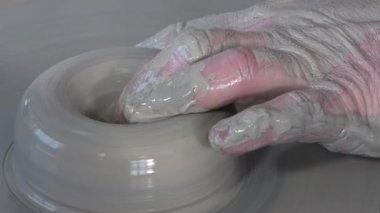 kil ile bir Torna üzerinde çalışan çömlekçi