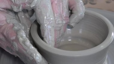 kil ile bir Torna üzerinde çalışan çömlekçi