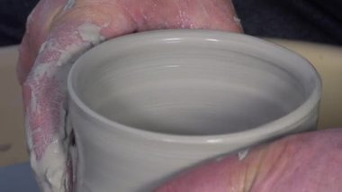 kil ile bir Torna üzerinde çalışan çömlekçi