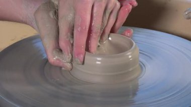 Kil ile çalışan çömlekçi