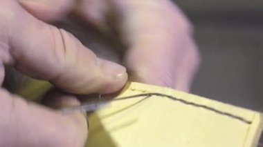 deri ürünler usta onun atölye çalışmalarında