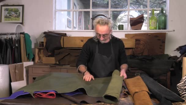 Lederen goederen ambachtsman op het werk in zijn atelier — Stockvideo