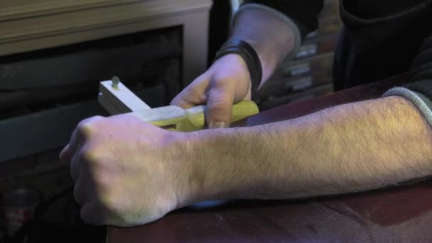 Artisanat maroquinier au travail dans son atelier — Video