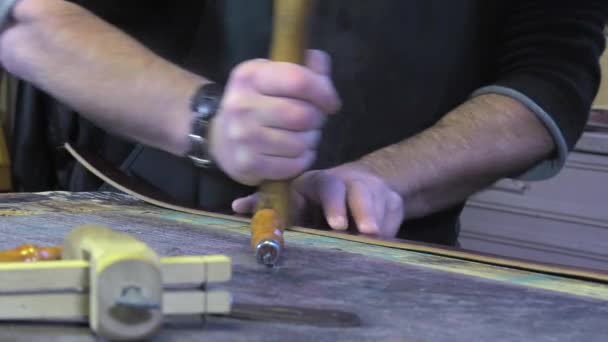 Lederwarenhandwerker bei der Arbeit in seiner Werkstatt — Stockvideo