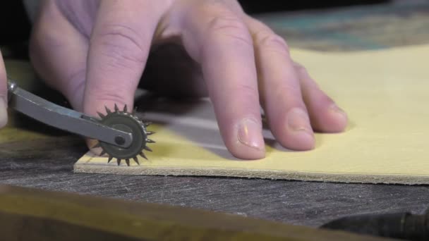 Artesano de artículos de cuero trabajando en su taller — Vídeos de Stock