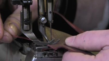 deri ürünler usta onun atölye çalışmalarında