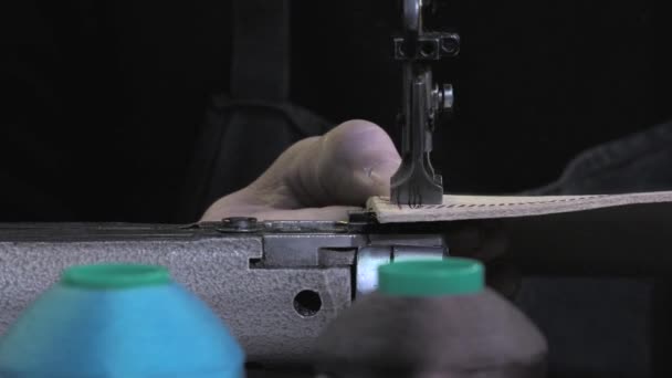 Кожаные изделия ремесленник за работой в своей мастерской — стоковое видео