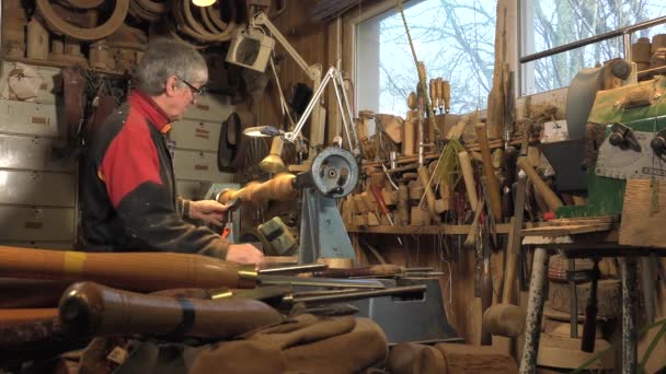 Wood turner cutting shapes in wood — Stock Video