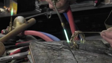 bir sanatkâr kuyumcu bilezik oluşturur