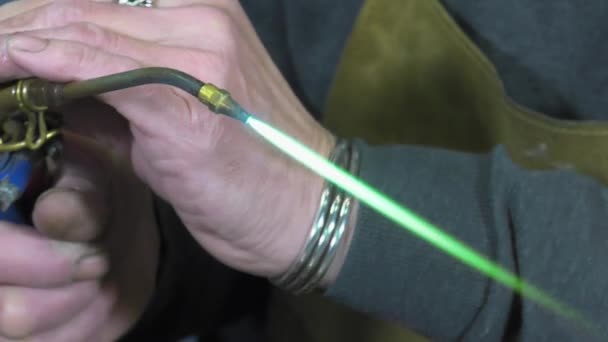 Een ambachtsman juwelier creëert een armband — Stockvideo