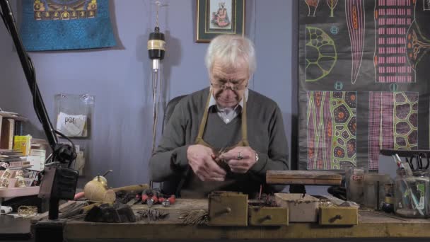 Un bijoutier artisan crée un bracelet — Video