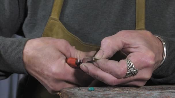 Ремесленник ювелир создает браслет — стоковое видео