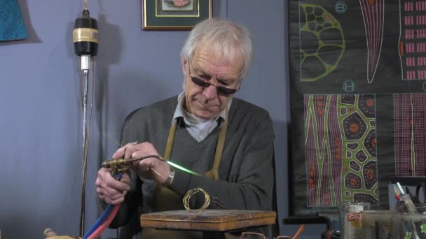 Un bijoutier artisan crée un bracelet — Video