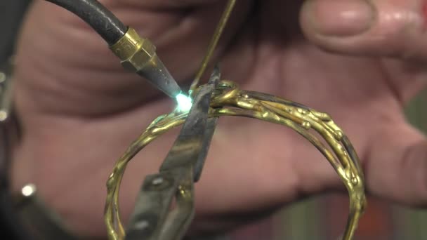 A craftsman jeweler creates a bracelet — Stock Video