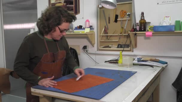 Trunk Maker au travail dans son atelier — Video