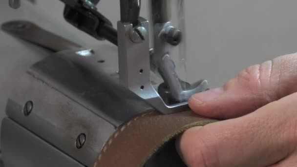 Trunk Maker au travail dans son atelier 