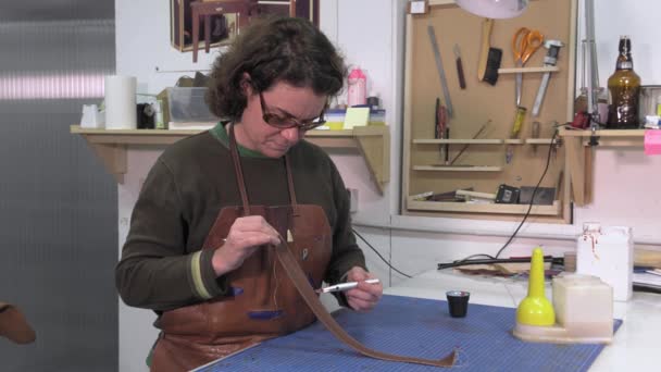 Trunk Maker au travail dans son atelier — Video