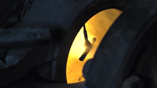 Coulée de bronze de cire perdue dans une fonderie 