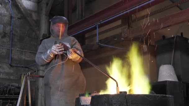 Coulée de bronze de cire perdue dans une fonderie — Video