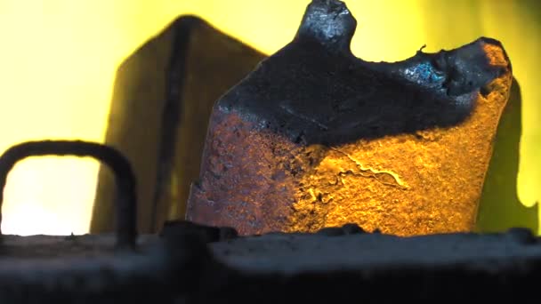 Потерянная бронзовая отливка в литейном цехе — стоковое видео
